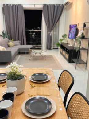 Wind Serenity at Country Garden Danga Bay with 2CarParks FOC Netflix Access and YouTube Premium 3Beds3Bath for 6-13pax by Minshuku